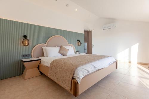 Postel nebo postele na pokoji v ubytování Kalkan Suite 302