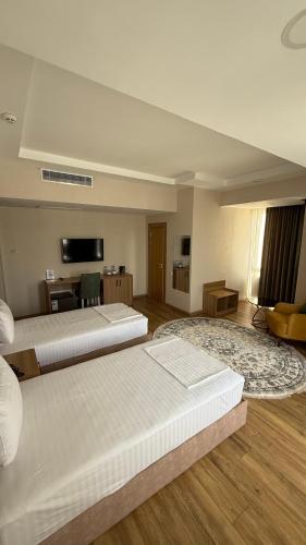 Кровать или кровати в номере Saroy Gardens Hotel