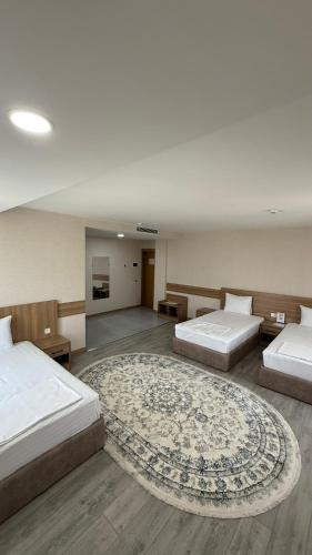 Кровать или кровати в номере Saroy Gardens Hotel