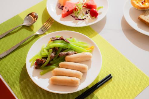 Makanan di atau berdekatan hotel