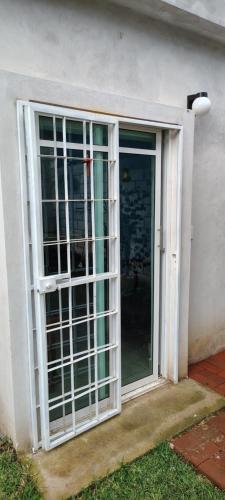 an open door to a building with a window at Casa Palmer, con gran jardín in Totolapan