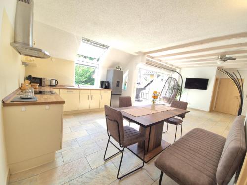 Una cocina y un comedor con mesa y sillas. en Stilvoll am Wald wohnen 115 qm Office citynah, en Stockstadt am Main