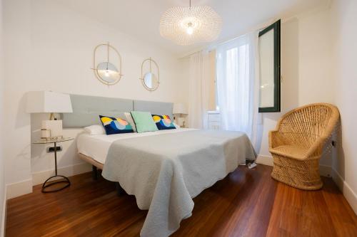ビルバオにあるZazpikaleak by Staynnapartmentsのベッドルーム1室(ベッド1台、窓、椅子付)