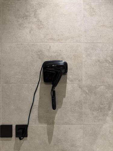a black phone is hanging on the floor at ﺳﹻﻠﹿﺲ ﻟﻠﺸﻘﻖ اﻟﻤﺨﺪومة - الروابي in Riyadh