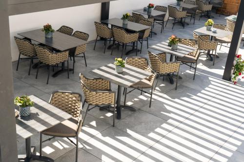 a row of tables and chairs on a patio at KRACHER Suite mit Nationalparkblick in Illmitz