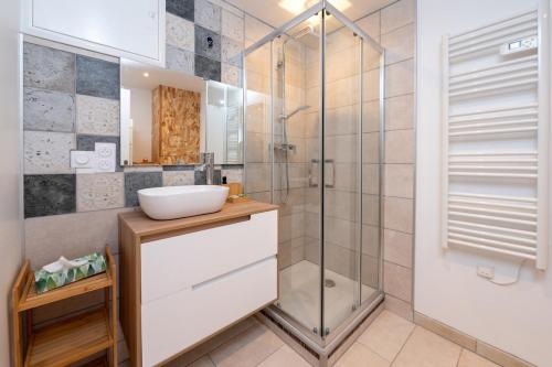 un baño con lavabo y ducha en Le Duplex entre terre et mer, en Auray