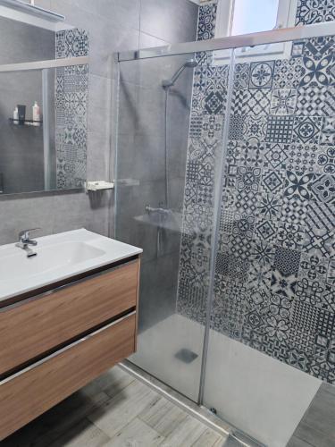 a bathroom with a shower and a sink at Casa el pinar in La Orotava