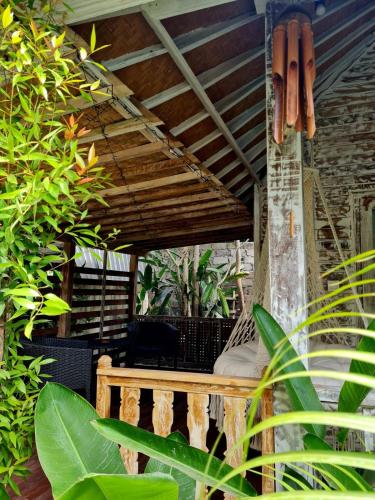 Taman di luar Kakiang Guesthouse