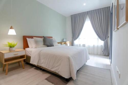 Ένα ή περισσότερα κρεβάτια σε δωμάτιο στο Chic & Cozy 2BR Suasana Suite 6 FREE Parking