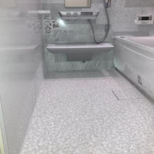 a bathroom with a sink and a bath tub at 福のや in Unnan