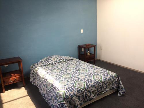 a bedroom with a bed and two night stands at Cris Apartamento Nuevo y amplio Tlalnepantla 2-3 per, 5min CDMX Metro Rosario in Mexico City