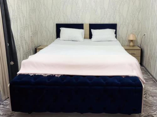 Ένα ή περισσότερα κρεβάτια σε δωμάτιο στο Fayzli GuestHouse