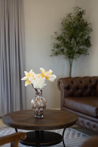 a vase with flowers on a table in a living room at Baja Toscana in Valle de Guadalupe