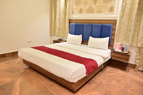 Ένα ή περισσότερα κρεβάτια σε δωμάτιο στο Hotel Wedlock Grand Suites Gurgaon