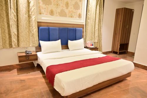 Ένα ή περισσότερα κρεβάτια σε δωμάτιο στο Hotel Wedlock Grand Suites Gurgaon