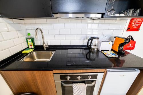 Kuchyň nebo kuchyňský kout v ubytování New 1 Bedroom studio Double bed - BV1