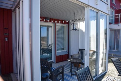 Balkoni atau teres di Ranta-Sumpun Helmi 10 Beach house with sauna