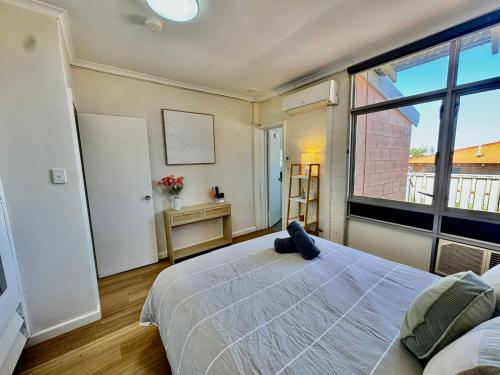 Una cama o camas en una habitación de The Port Pearl