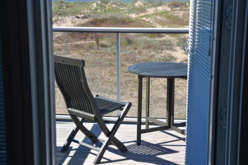 Balkoni atau teres di Ranta-Sumpun Helmi 10 Beach house with sauna