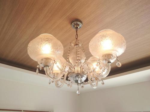 a chandelier is hanging from a ceiling at 犬山城に近い大人数宿泊が可能で駐車場あり in Inuyama