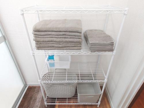 a towel rack in a closet with towels at 犬山城に近い大人数宿泊が可能で駐車場あり in Inuyama