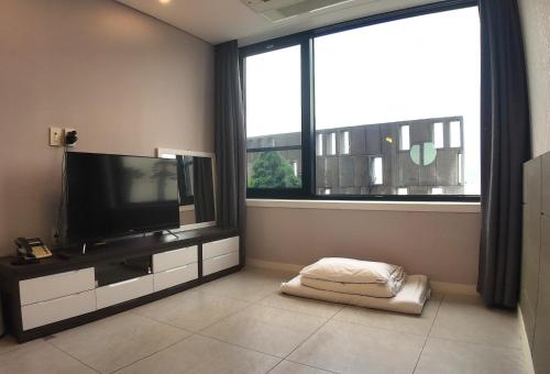 TV a/nebo společenská místnost v ubytování Arte Resort Spa & Pool Villa