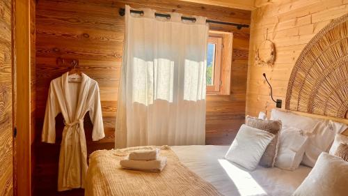 una camera da letto con un letto in una cabina di legno di Chalet Lambersens Serbijanka a Manigod