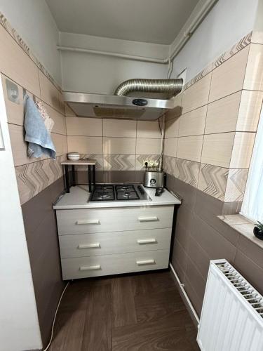 a small kitchen with a stove in a room at Apartament Craiova in Craiova