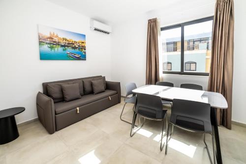 Khu vực ghế ngồi tại Corner Park View Deluxe Studio - by HostMT