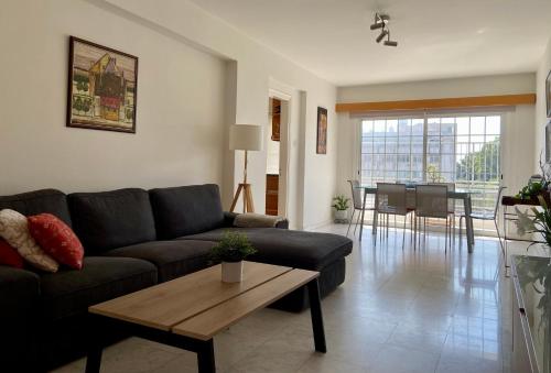Χώρος καθιστικού στο Sunny 2 bedroom flat in Engomi