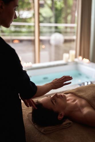 a woman getting a back massage from a man at Palanga Life Balance SPA Hotel in Palanga