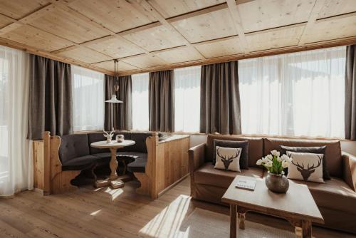 a living room with a couch and a table at Hotel Antines in La Villa