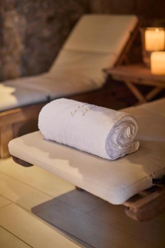 a rolled up towel sitting on a cutting board at La Garriga de Castelladral in Castelladral