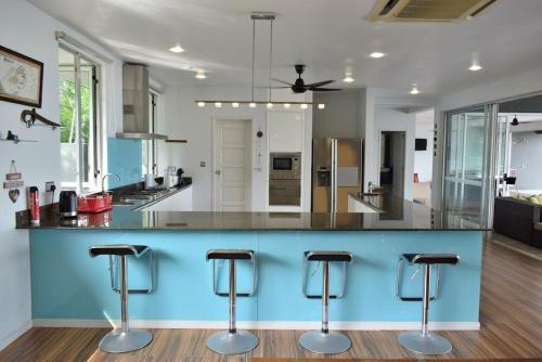 Aroha Seaview Villa In Nature -Private Poolにあるキッチンまたは簡易キッチン