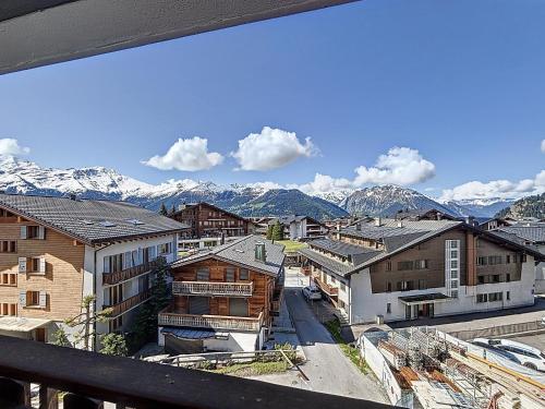 a view of a town with mountains in the background at Apartment Méridien 321 in Verbier