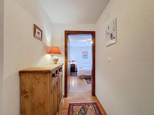 a hallway leading to a bedroom with a bed at Apartment Méridien 321 in Verbier