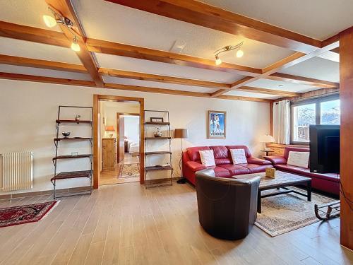 a living room with a couch and a table at Apartment Méridien 321 in Verbier