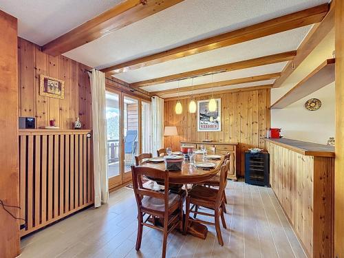 a dining room with a table and chairs at Apartment Méridien 321 in Verbier