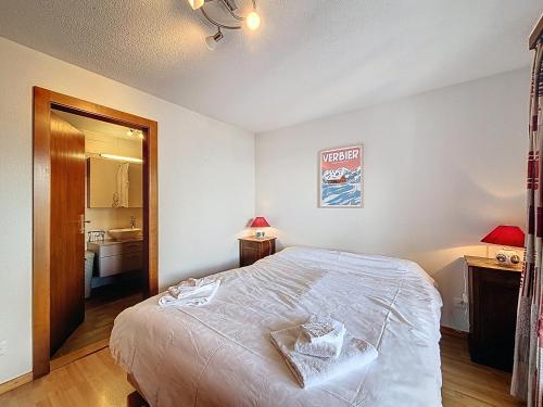 a bedroom with a large bed and a bathroom at Apartment Méridien 321 in Verbier