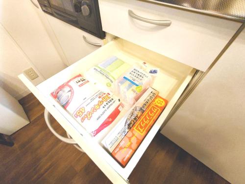 a drawer in a kitchen with food in it at 犬山城に近い大人数宿泊が可能で駐車場あり in Inuyama