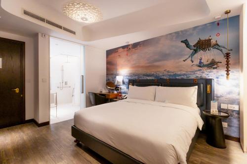 Katil atau katil-katil dalam bilik di Hotel Indigo Dubai Downtown by IHG