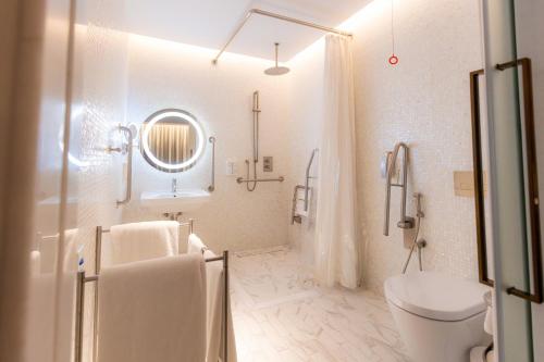 Bilik mandi di Hotel Indigo Dubai Downtown by IHG