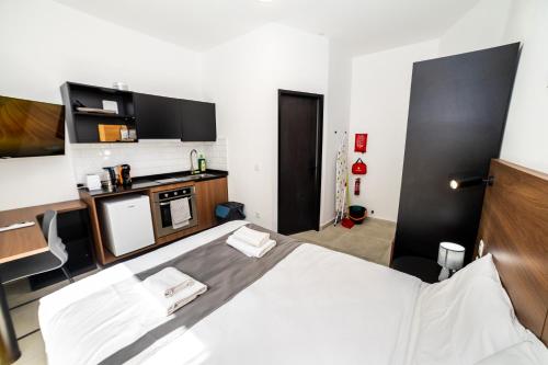 Ένα ή περισσότερα κρεβάτια σε δωμάτιο στο New Luxury 1 Double Bed Studio Balcony - BV2