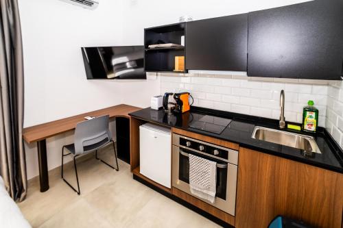 Η κουζίνα ή μικρή κουζίνα στο New Luxury 1 Double Bed Studio Balcony - BV2