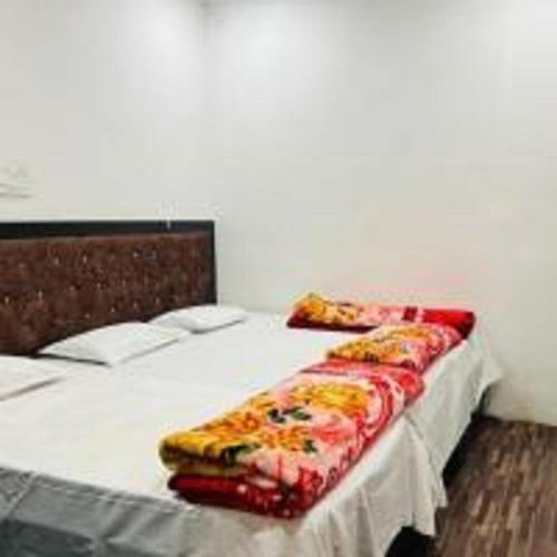 Anshuman Hotel by StayApartにあるベッド