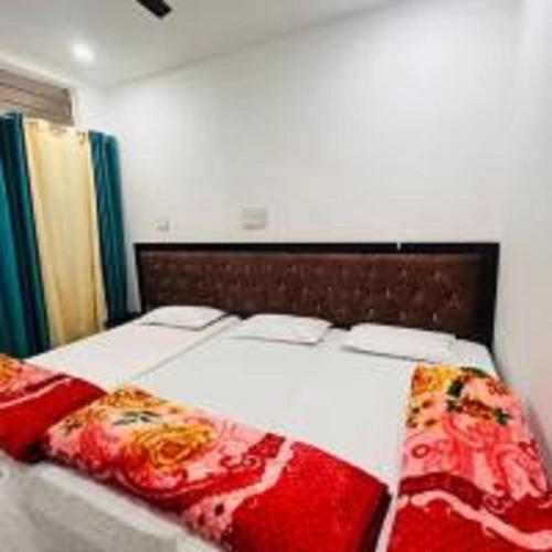 Anshuman Hotel by StayApartにあるベッド
