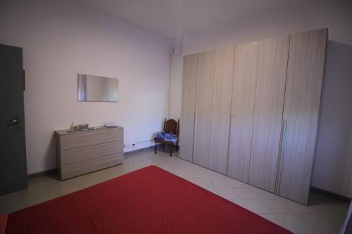 a room with a large closet and a red rug at Appartamento All'Ombra del Castello affitto breve in Levizzano Rangone