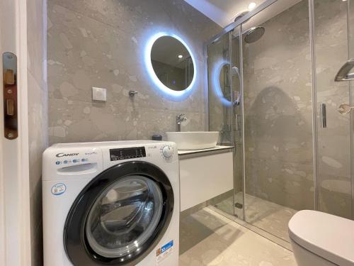 Ένα μπάνιο στο Athenean Cultural Retreat Stavros Niarchos