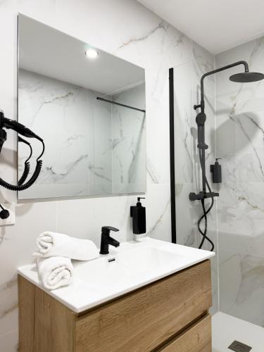 a bathroom with a sink and a mirror at Boutique Palacio Centro in Alicante