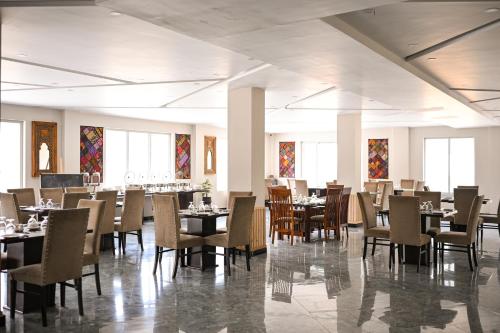 Restaurace v ubytování Hotel Demanchi By The Leaf